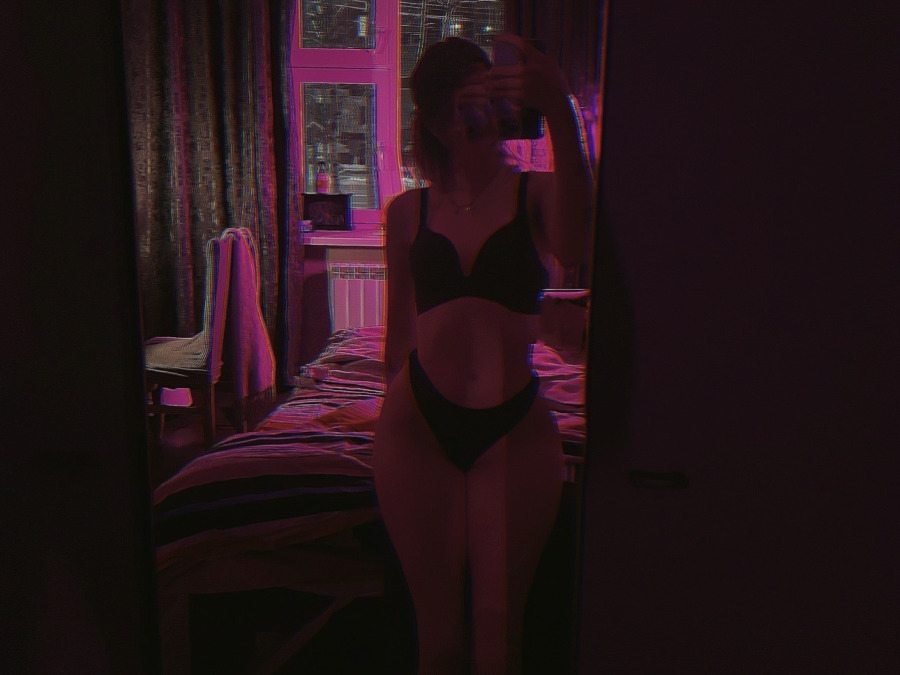 sexting and porn chat model photo Caroline 1