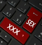 Насилие, хейт, кража личных материалов, или чем опасна карьера модели на OnlyFans