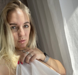 If wirth, then with the queen)