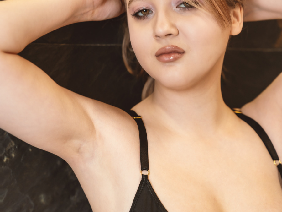 sexting and porn chat model photo Kira 5