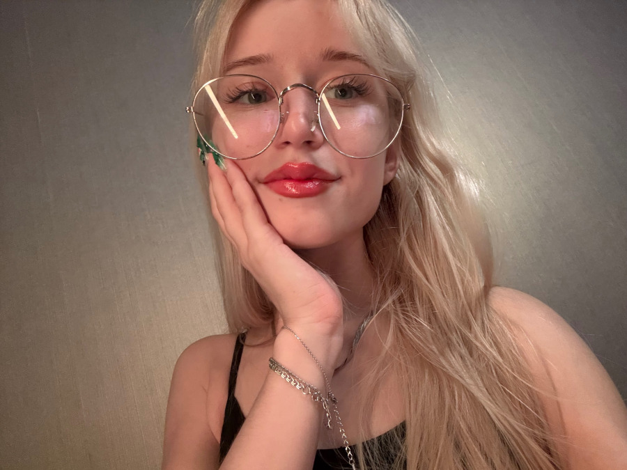 фото модели виртуального секса и порно чата Горячая миниатюрная малышка жаждет тебя.. 1