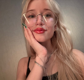 Горячая миниатюрная малышка жаждет тебя..